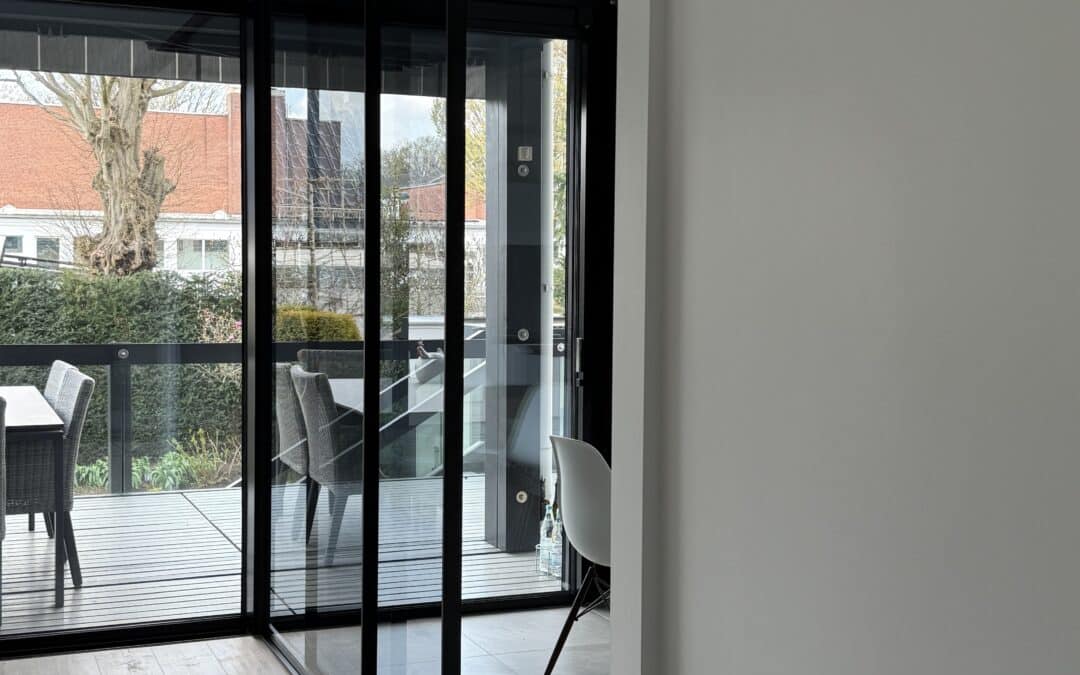 Elegante Raumtrennung mit modernen Glaselementen in Aachen