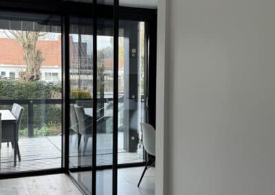 Elegante Raumtrennung mit modernen Glaselementen in Aachen