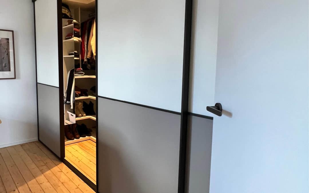 Begehbarer Kleiderschrank mit Gleittüren