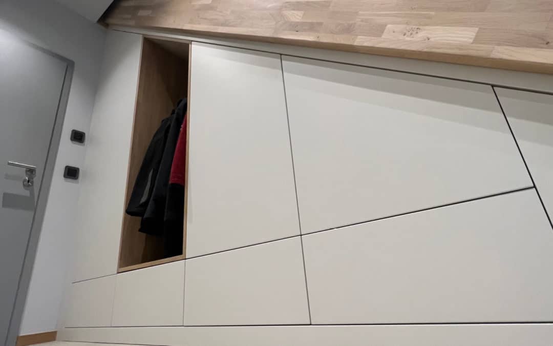 Maßgenauer Einbauschrank unter der Treppennische