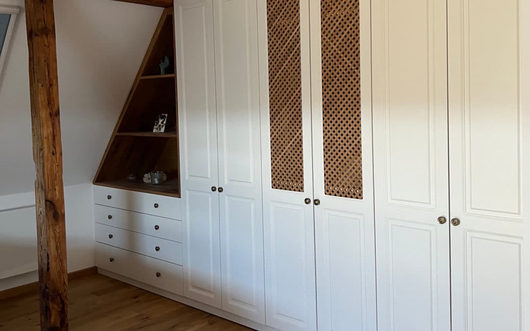 Kleiderschrank maßgenau eingepasst in Dachschräge