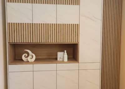 Moderner Schrank mit Paneelen und Mamoroptik