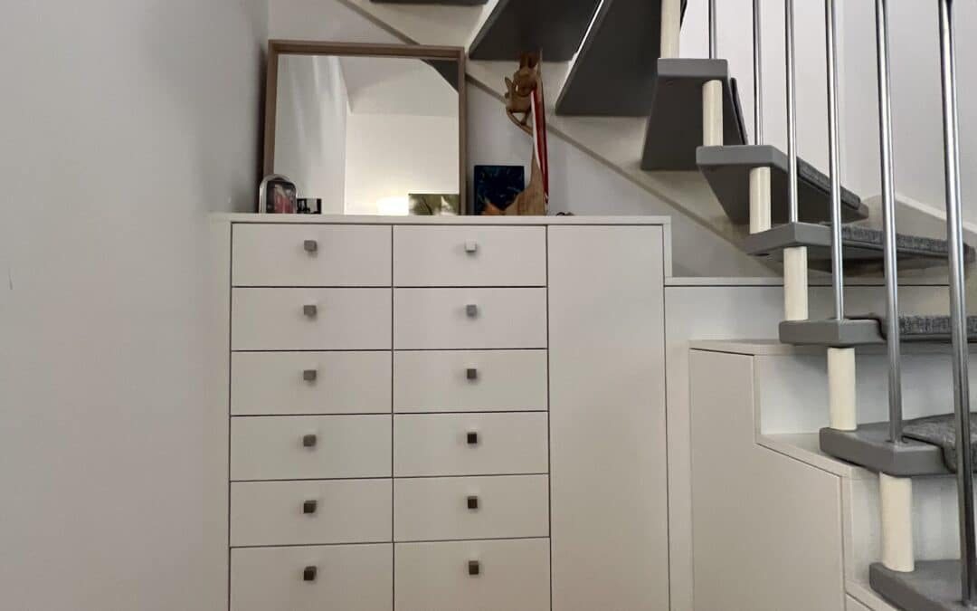 Einbauschrank passgenau unter der Treppe in Köln